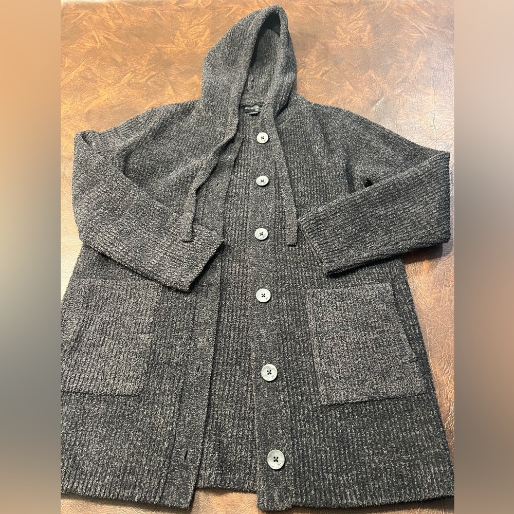VG cond barefoot dream cozy chic women’s button down w/ hood slit pocket sz M